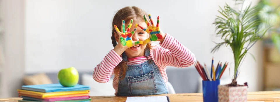 Dziecko z pomalowanymi dłońmi
